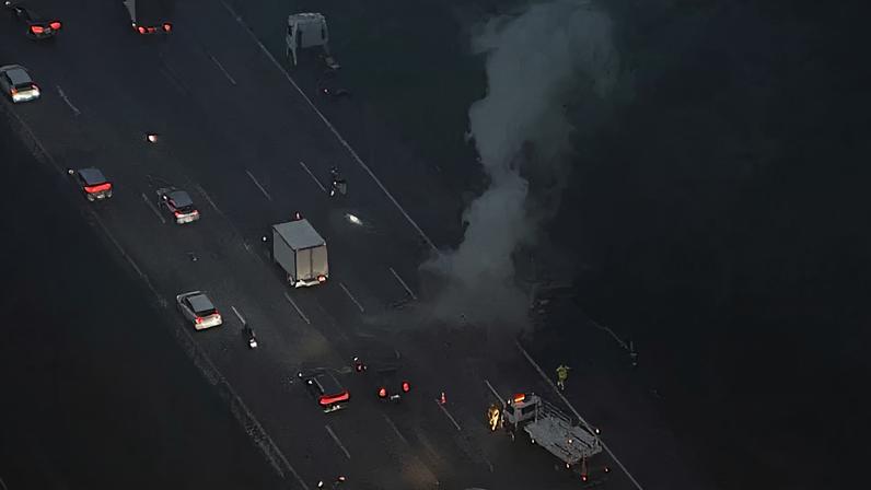 Incêndio atingiu veículo no km 35 da rodovia, no sentido São Paulo; duas faixas e o acostamento foram interditados
