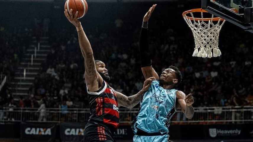 Cummings e Brunão travam disputa no jogo 4 de Brasília x Flamengo pelas quartas de final do NBB 25/26 (Foto: Matheus Maranhão / CAIXA Brasília)