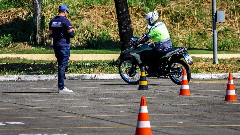 Motociclistas precisam redobrar a atenção no trânsito, principalmente em situações de baixa aderência, pontos cegos e frenagens bruscas. Equipamentos de proteção e condução defensiva ajudam a reduzir riscos de acidentes. Foto: Laner Azevedo