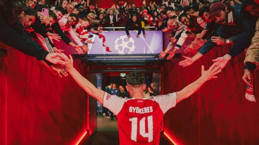 Gyökeres comemora com torcedores a classificação do Arsenal para a final da Champions