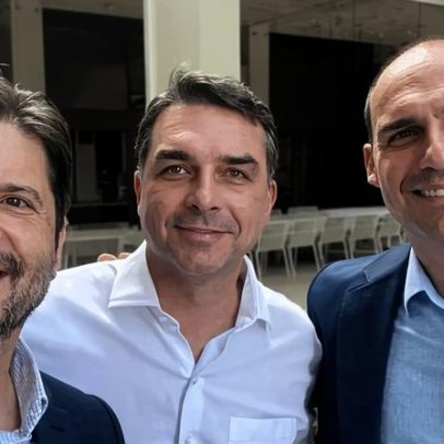 Bolsonaro diz nome para Senado era Mello Araújo e se irrita com André do Prado