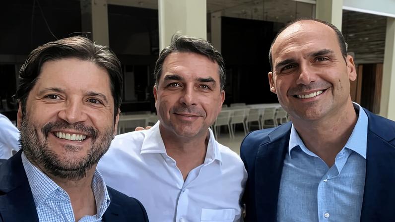 André do Prado, Flávio e Eduardo Bolsonaro | Reprodução/redes sociais