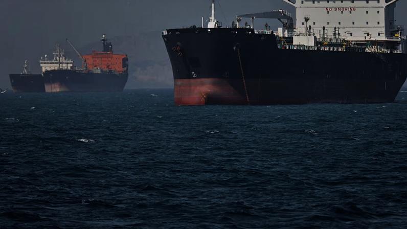 Comando Central dos EUA afirmou que caça americano atingiu petroleiro no Golfo de Omã enquanto ele tentava romper o bloqueio militar dos EUA aos portos iranianos