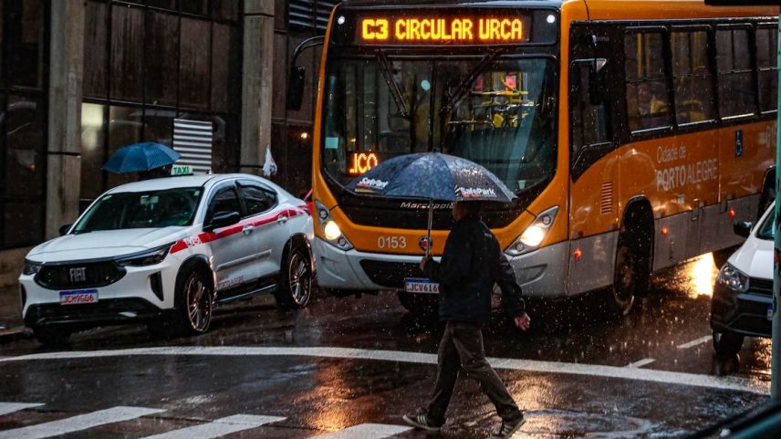 Foto mostra chuva em Porto Alegre; historicamente, no Sul do Brasil, El Niño aumenta risco de chuva acima da média, temporais, enchentes e cheias de rios