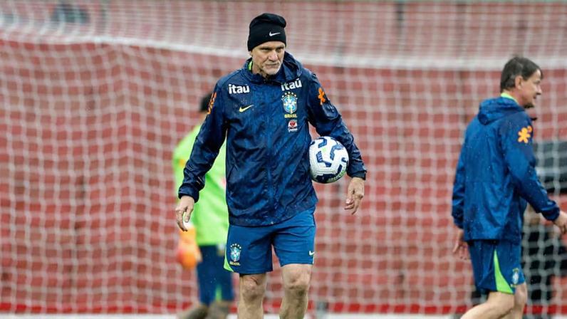 Taffarel, treinador de goleiros da Seleção Brasileira, em treinamento na cidade de Londres em 2025