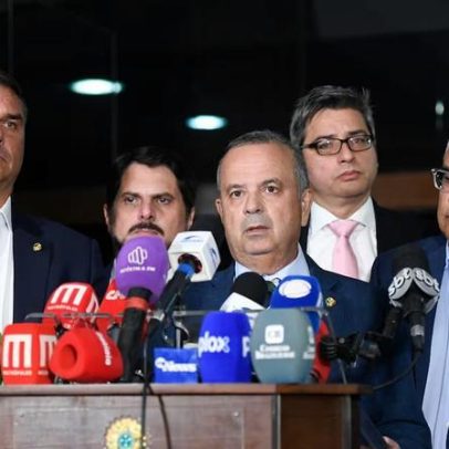 Flávio Bolsonaro pede STF apuração de vazamento de conversas com Vorcaro