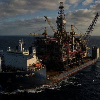 Navio afunda deliberadamente, permite que outro suba a bordo e reaparece carregando tudo