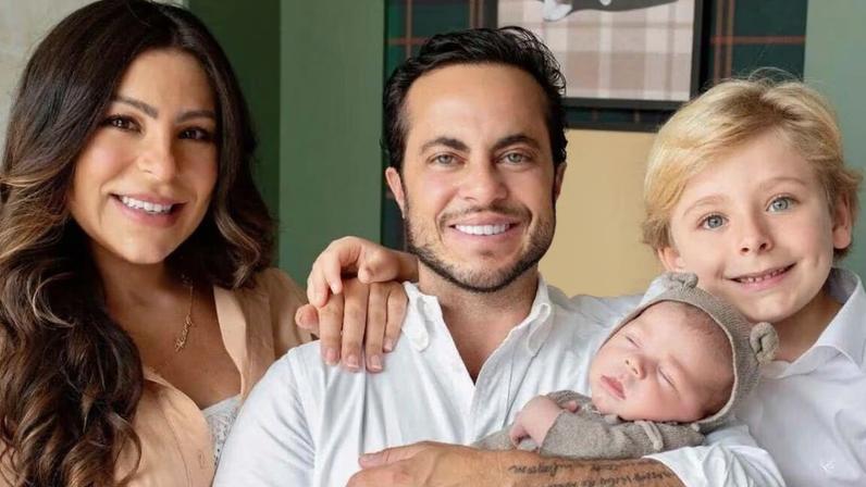Thammy Miranda mostra olhos do bebê de 1 mês: cinza