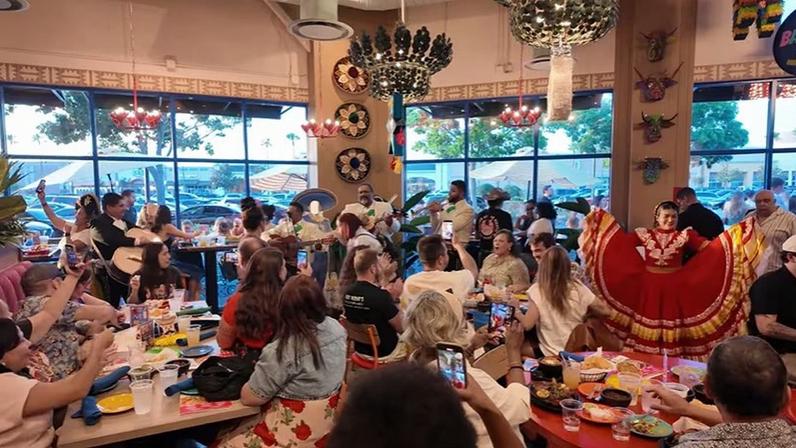 Talira e Pessina em restaurante mexicano na Flórida