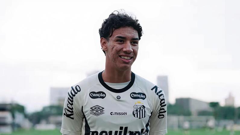 Menino da Vila conta história sobre vídeo de 2016 e espera que torcida cante a música na Vila Belmiro, no sábado (30), contra o Vitória, pelo Brasileirão.
