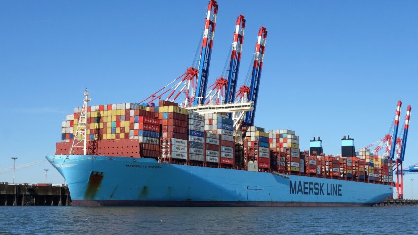 “A travessia ocorreu sem incidentes e todos os tripulantes estão sãos e salvos”, afirmou a Maersk