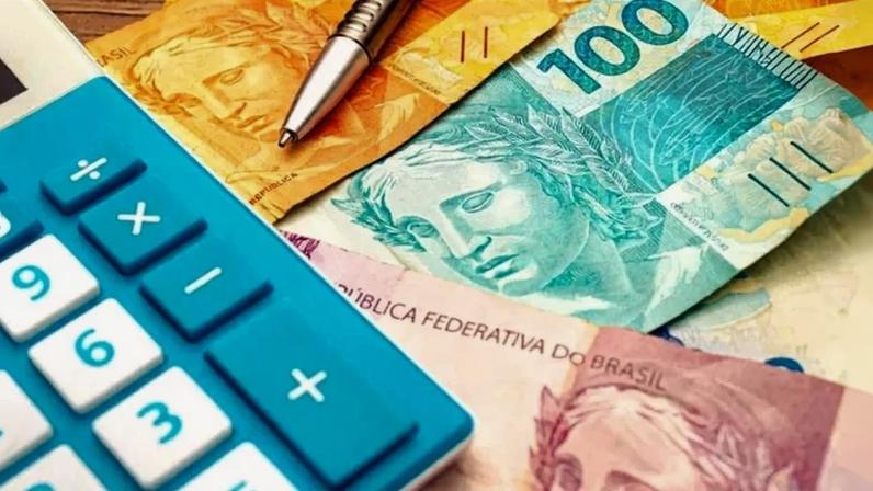 Calculadora, dinheiro, caneta - Metrópoles