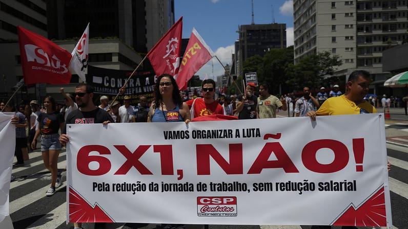 Imagem colorida de manifestação pelo fim da escala 6x1