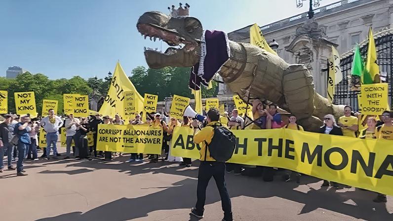 Manifestantes contrários à monarquia protestam em frente ao Palácio de Buckingham