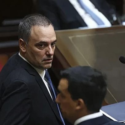Milei defende chefe de gabinete após escândalos em meio a gritos