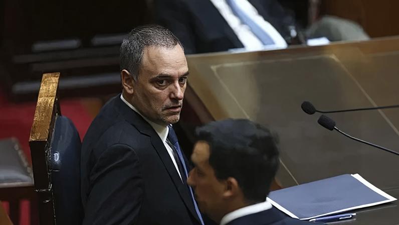 O Chefe do Gabinete de Ministros, Manuel Adorni, entrega seu relatório de gestão ao Congresso Nacional em Buenos Aires, Argentina, em 29 de abril de 2026. O Presidente Javier Milei e todo o gabinete participaram da sessão onde Adorni abordou questões sobre seus bens pessoais após alegações de enriquecimento ilícito e corrupção relacionadas a aquisições imobiliárias.