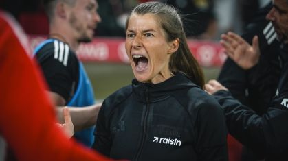 Marie-Louise Eta faz história com primeira vitória no comando do Union Berlin