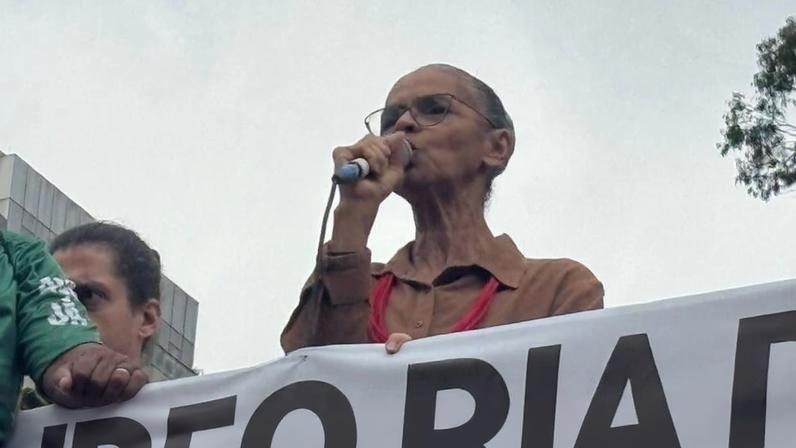 Marina Silva discursando em ato contra o fim da escala 6 X 1 na Praça Franklin Roosevelt, em São Paulo