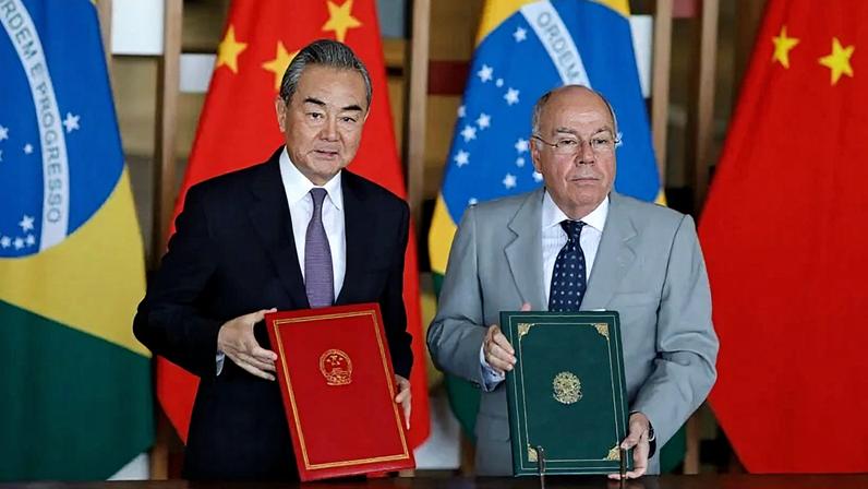 Ministro brasileiro desembarca em Pequim no domingo (31.mar) e retorna ao Brasil na 3ª feira (2.jun); na imagem, os chanceleres Wang Yi e Mauro Vieira durante encontro em janeiro de 2024