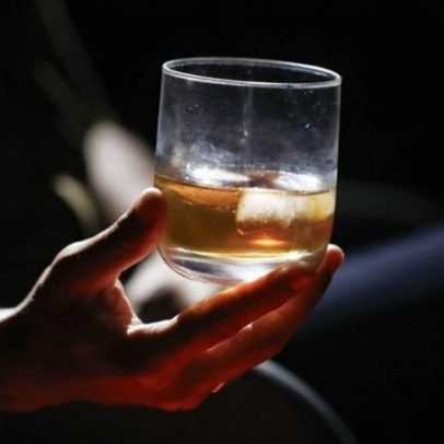 Álcool aumenta risco de demência mesmo em doses baixas, diz estudo