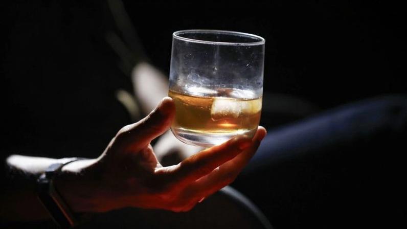 Na imagem, um copo com bebida; estudo sobre impacto do álcool foi publicado no periódico "BMJ"