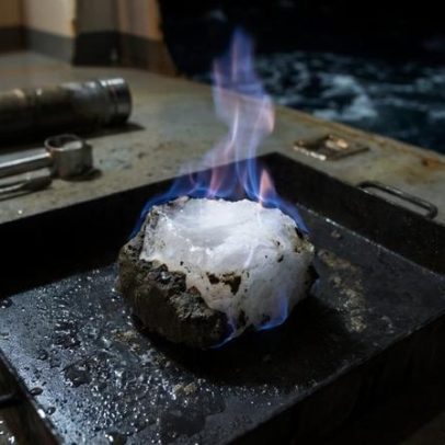 Gelo inflamável do fundo do oceano guarda metano sob altas pressões