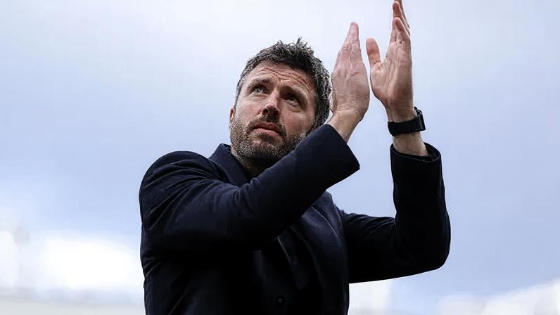 Michael Carrick segue no comando do Manchester United até 2028
