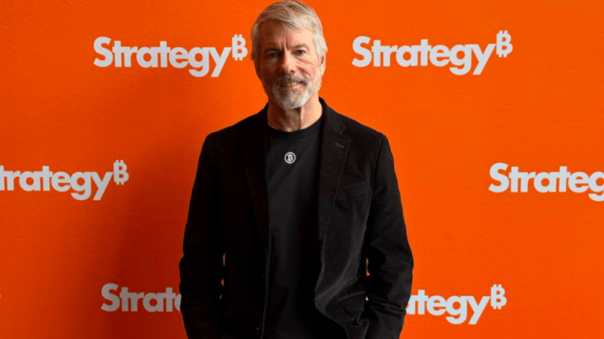 Michael Saylor posa para foro à frente do logo da Strategy