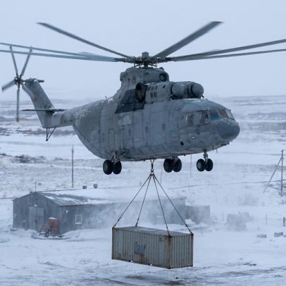 Mil Mi-26, maior helicóptero de produção, levanta 20 t e transporta 90 soldados