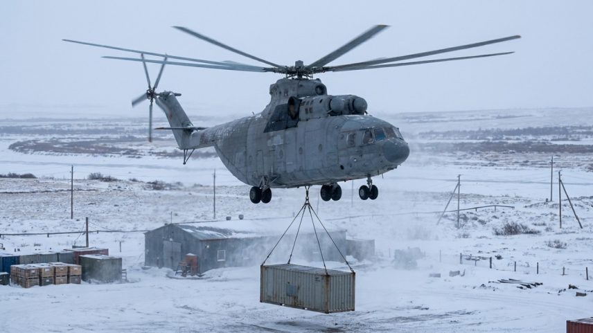 Mil Mi-26 no pátio industrial, mostrando rotor gigante e fuselagem alta