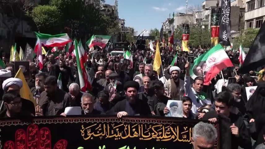 Milhares se reúnem em Teerã enquanto o Ira marca 40 dias desde a morte do líder supremo Ali Khamenei