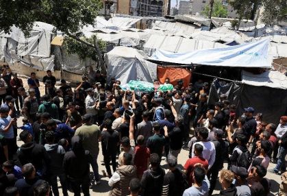 Pessoas carregam um corpo identificado por pessoas de luto como o comandante da ala militar do Hamas, Izz al-Din al-Haddad, que foi morto em um ataque israelense na sexta-feira, durante um funeral, na Cidade de Gaza, em 16 de maio de 2026. REUTERS/Dawoud Abu Alkas