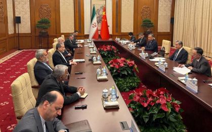 Ministro das Relações Exteriores do Irã, Abbas Araqchi, se reúne com o ministro das Relações Exteriores da China, Wang Yi, em Pequim 6 de maio de 2026