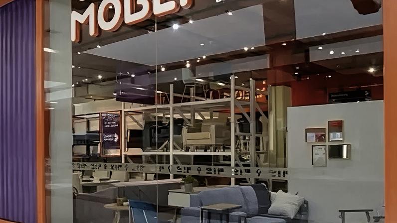 Mobly (fachada de uma loja na imagem) e a Tok&Stok atuam no ramo de varejo de móveis