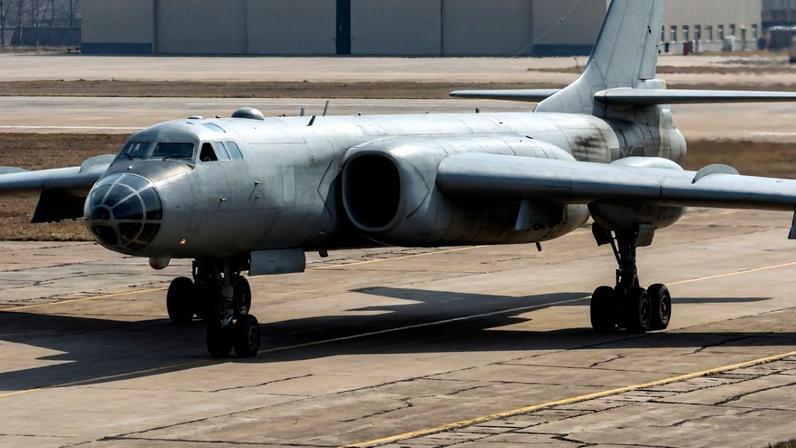 Primeiro H-6 chinês aparece em pátio industrial dos anos 1960