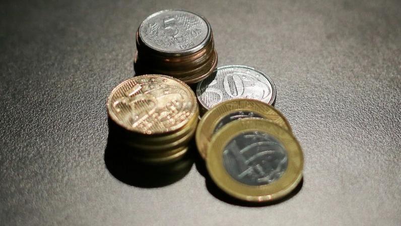 A sociedade do descanso pode ser uma escolha legítima, mas não é, ao mesmo tempo, uma sociedade de consumo elevado, diz o articulista; na imagem, moedas de real