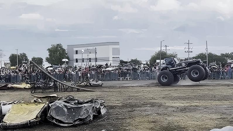 Monster truck avança contra multidão na Colômbia