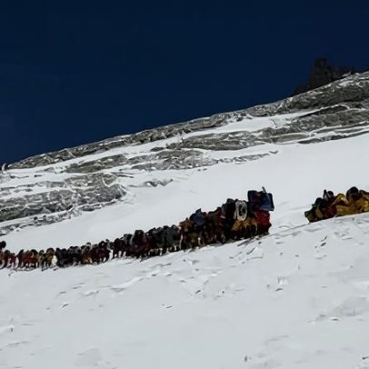Alpinistas batem recorde no Everest com fila de 274 escalando