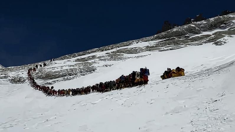 Monte Everest alpinistas batem recorde com fila de 274 pessoas em escalada