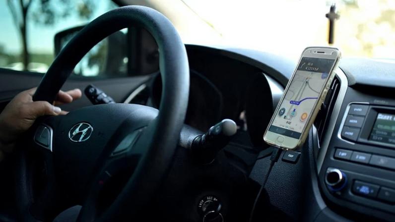 Duas vítimas foram assaltadas pelo suposto motorista de app. Policiais civis localizaram dólares, euros, mala e o notebook de uma delas - Metrópoles