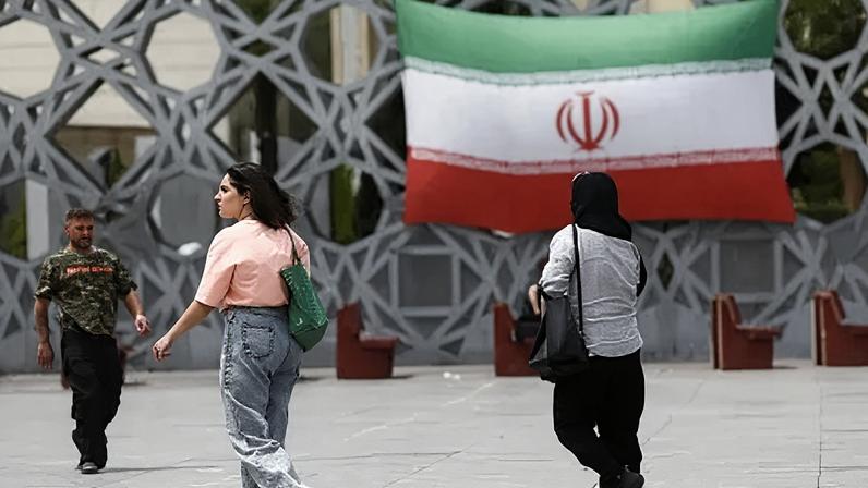 Mulheres iranianas caminham em rua de Teerã 27 de abril de 2026 Majid Asgaripour/WANA