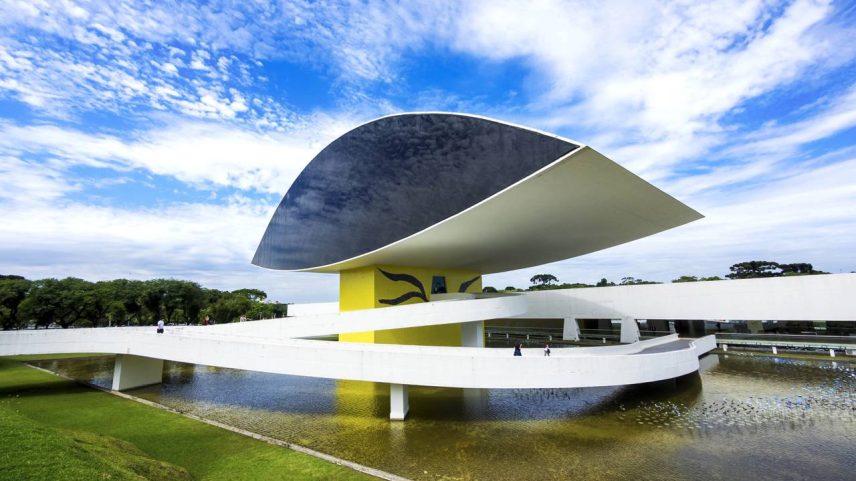 Edifício em formato de olho projetado por Niemeyer com trinta e cinco mil metros quadrados de área – Créditos: depositphotos.com / rmnunes