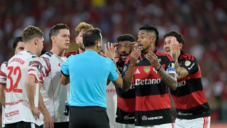 VAR envolve pênalti entre Flamengo e Estudiantes