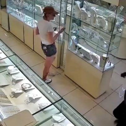 Homem quebra vitrine e leva joias de ouro em segundos; vídeo mostra