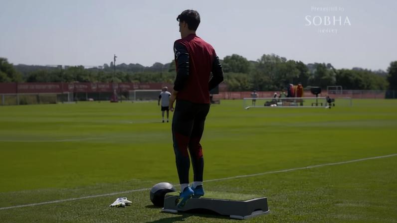 Confira David Raya no campo de treino, com o Arsenal realizando os últimos preparativos para a grande final da Champions League.