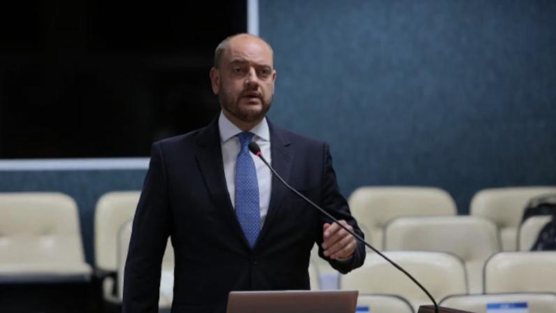 Raquel Neves dos Santos Mendonça, companheira de Antônio Ilário Ferreira, traficante conhecido como Rabicó, é presa em fase da Operação Contenção no Rio de Janeiro. Foto: PCERJ/Divulgação