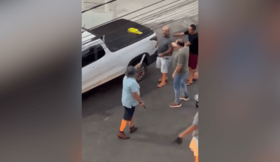 Vídeo mostra homens com facas em briga após discussão de trânsito em PE