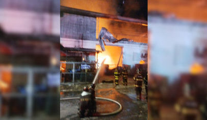 Incêndio de grandes proporções atinge fábrica em Mauá, SP