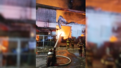 De acordo com o Corpo de Bombeiros, 13 viaturas atendem a ocorrência no local, divididas em três frentes de trabalho