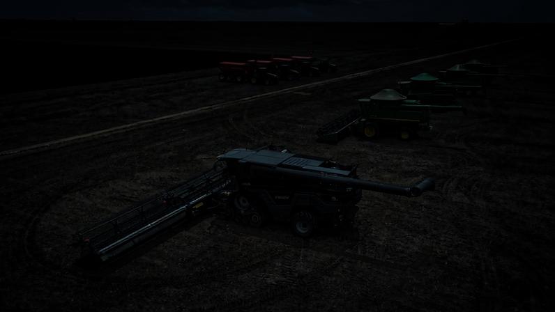 Máquinas agrícolas em um campo parcialmente trabalhado durante uma colheita de soja e de milho perto de Luis Eduardo Magalhães, na Bahia (Foto: Bloomberg)